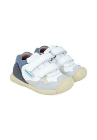 Scarpe per bambini bianche e grigie con una morbida texture in suede, strap di Velcro, suole in gomma e un accento blu sul tallone.