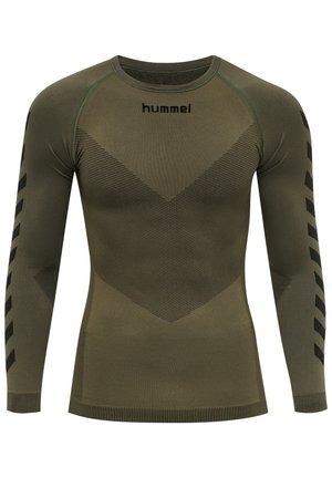 T-shirt de sport à manches longues vert olive avec un motif chevron texturé, accents noirs sur les manches et logo de marque "hummel" au col.