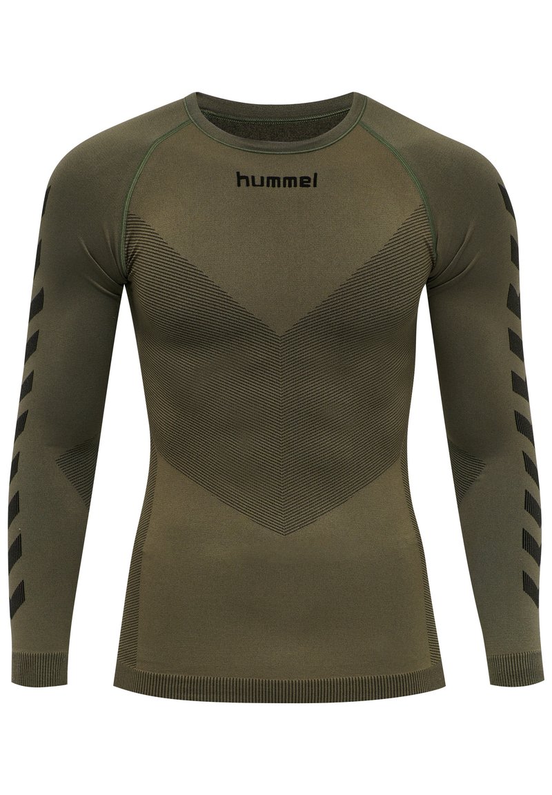 Olivgrön långärmad träningströja med texturerat chevronmönster, svarta detaljer på ärmarna och den märkta "hummel"-logotypen vid halsringningen.