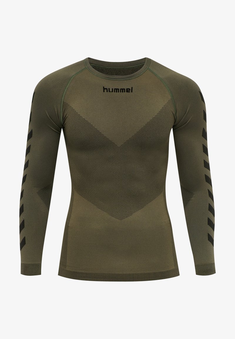 Olivgrön långärmad träningströja med texturerat chevronmönster, svarta detaljer på ärmarna och den märkta "hummel"-logotypen vid halsringningen.
