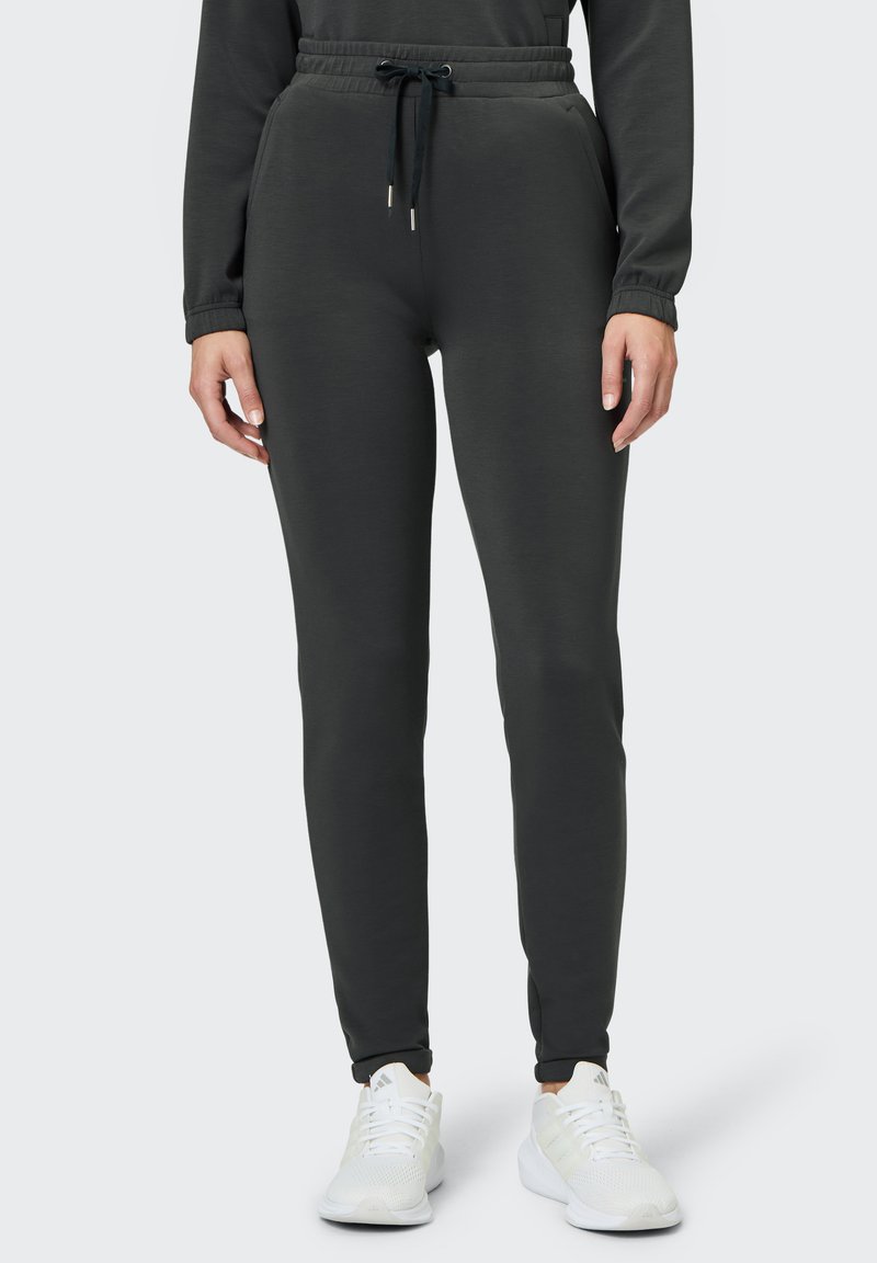 Dunkelgraue Jogginghose mit elastischem Bund, Kordelzug, Seitentaschen und gerippten Bündchen. Weiches Material mit körperbetonter Passform.