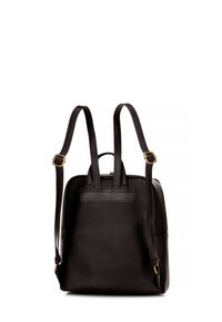 Zaino in pelle nera con superficie texture, dotato di spallacci regolabili e hardware in tonalità oro. Forma rettangolare compatta con manico superiore.