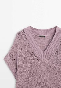 Laventeli neulepusero, jossa on V-mallinen kaulus, lyhyet hihat ja avoin kudontatekstuuri, sisältäen ribbireunuksen ja pehmeän pinnan.