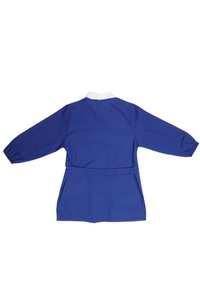 Indumento blu con colletto bianco, maniche lunghe, vita con cintura e una texture liscia. Presenta un bottone sul retro del collo.