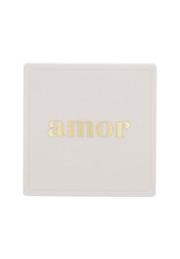 Scatola quadrata rosa chiaro con la parola "amor" in testo dorato. Texture liscia con una leggera lucentezza, design minimalista con un semplice bordo.