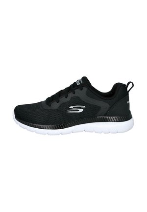 Zapatilla deportiva negra con suela blanca, parte superior de malla, cordones y un logo lateral en el lado exterior, vista desde el lado exterior.
