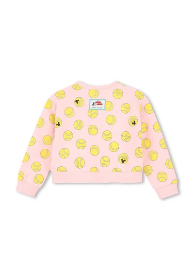 Felpa rosa a maniche lunghe con motivo a palline da tennis gialle su tutta la superficie e piccole icone nere della testa di Topolino, con etichetta Disney x Marc Jacobs.