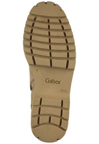 Suola in gomma beige con profonde scanalature e motivi rigati. Caratterizzata dal nome del marchio "Gabor" e dalla dicitura "Made in Slovakia" incisa. Punta arrotondata e design robusto.