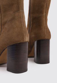 Bryan Stepwise Bottines à talons hauts - camel