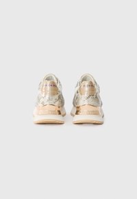 Sneakers con una toma in stampa serpente texturizzata color oro metallico, caratterizzate da un dettaglio dorato sul tallone e una leggera suola in gomma.