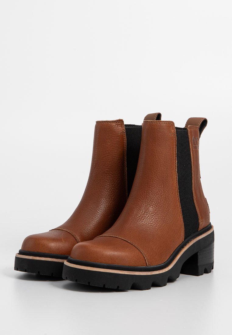 Braune Leder-Ankle-Boots mit elastischen Seiteneinsätzen, runder Spitze und einer massiven schwarzen Sohle. Mit Nähdetails und Ziehschlaufen.