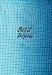 Tela texturizada azul con el texto negro "BIDI BADU" centrado en la superficie, mostrando un primer plano del patrón del material y la marca.