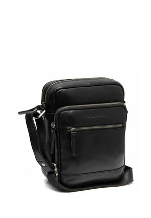 Schwarze Leder-Crossbody-Tasche mit rechteckiger Form, doppelten Reißverschlüssen, Vorderfach und verstellbarem Tragegurt. Glatte Textur mit minimalem Zubehör.