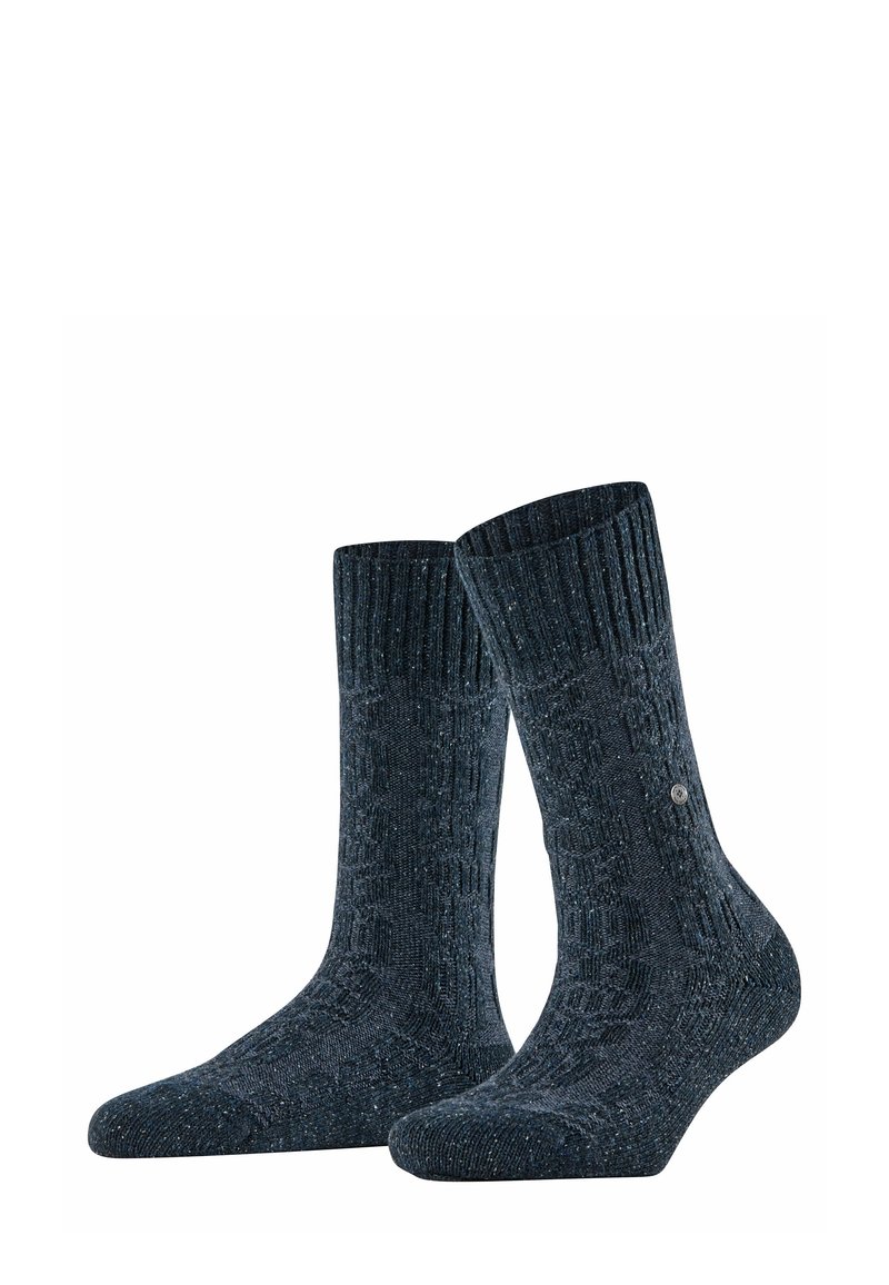 Ciemnoniebieskie skarpetki z prążkowanym wzorem, wykonane z mieszanki materiałów, z małym akcentem logo blisko mankietu.