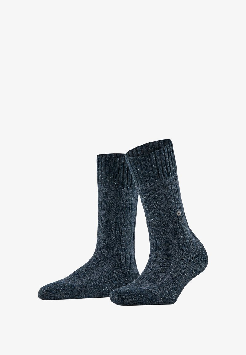 Ciemnoniebieskie skarpetki z prążkowanym wzorem, wykonane z mieszanki materiałów, z małym akcentem logo blisko mankietu.