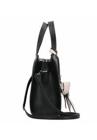 Sac en cuir noir avec des accents roses, fermeture à zip, deux poignées supérieures et une bandoulière amovible. Dispose d'une finition texturée.