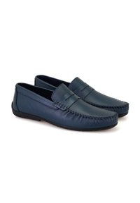 Navyblaue Leder-Loafers mit glatter Textur, dekorativen Nähten und abgerundetem Zehenbereich. Slipper-Design mit flacher Sohle.