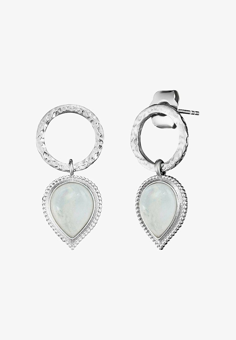 Silberne Ohrringe mit einem gehämmerten, kreisförmigen Design und einem tropfenförmigen, schimmernden Edelstein, der von Perlenakzenten am Rand umgeben ist.