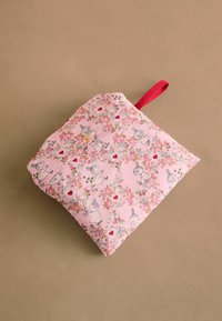 Pungă din țesătură roz, cu imprimeu floral și personaje, cu accente roșii, închidere cu napetem dorit și o curea roșie pentru o transportare ușoară.