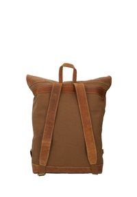 Sac à dos en toile marron avec des accents en cuir, présentant un design à rabat, des bretelles réglables et une poignée supérieure. Surface texturée avec des coutures visibles.