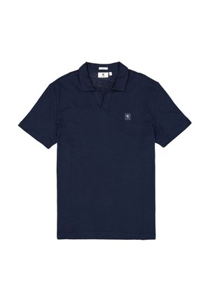 Polo en coton bleu marine avec un col classique, des manches courtes et un petit patch logo sur la poitrine gauche. Texture lisse, design simple.