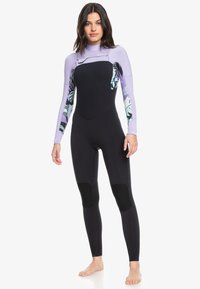 Traje de neopreno con un top morado con acentos florales y cuerpo negro, equipado con parches en las rodillas para mayor durabilidad. Mangas largas y diseño ajustado.
