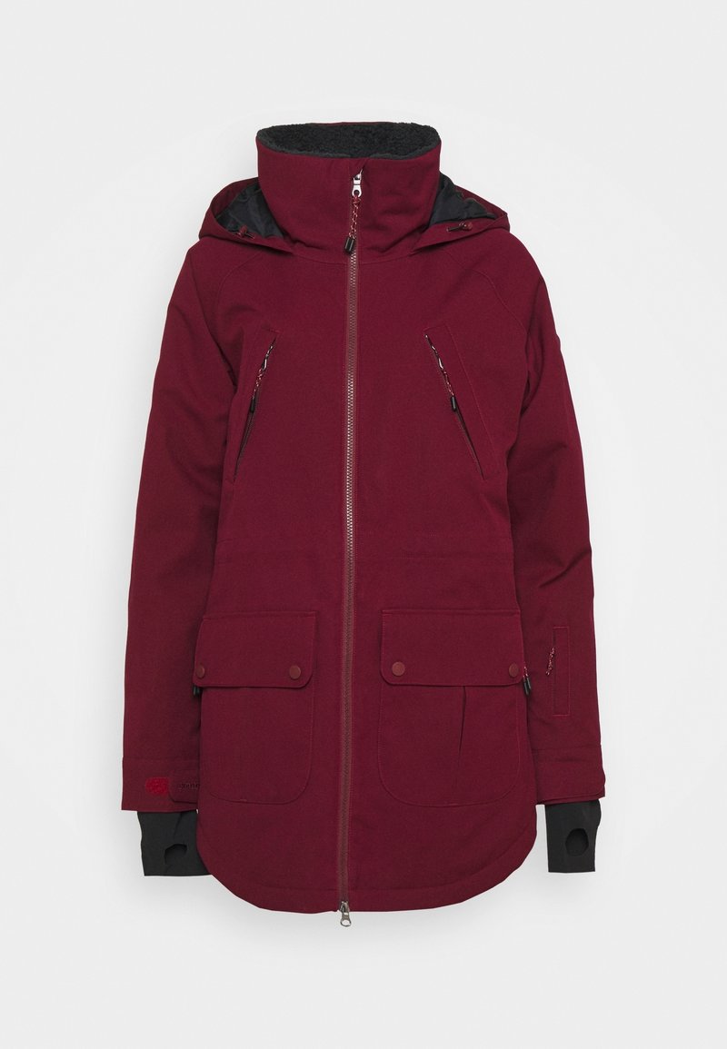 Veste d'hiver bordeaux à capuche avec fermeture éclair à l'avant, deux poches poitrine zippées, deux poches basses à boutons et doublure intérieure noire avec trous pour les pouces.