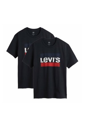 Zwei schwarze Levi's Kurzarm-T-Shirts mit Rundhalsausschnitt und einem abgenutzten Logo in Weiß, Marineblau und Rot auf der Brust, dargestellt vor einem weißen Hintergrund.