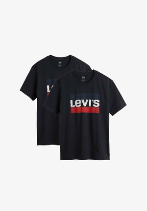 Zwei schwarze Levi's Kurzarm-T-Shirts mit Rundhalsausschnitt und einem abgenutzten Logo in Weiß, Marineblau und Rot auf der Brust, dargestellt vor einem weißen Hintergrund.