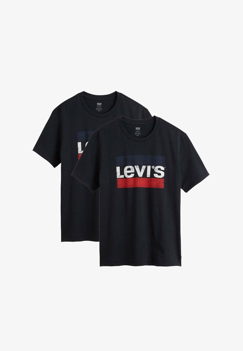 Zwei schwarze Levi's Kurzarm-T-Shirts mit Rundhalsausschnitt und einem abgenutzten Logo in Weiß, Marineblau und Rot auf der Brust, dargestellt vor einem weißen Hintergrund.