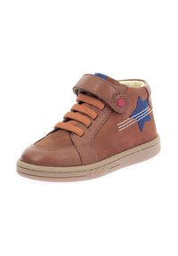 Scarpa alta in pelle marrone con un design a stella blu, lacci arancioni e una fibbia in Velcro, caratterizzata da cuciture a contrasto e una suola in gomma.