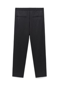Pantaloni neri a righe sottili con elastico in vita, dotati di due tasche posteriori e una texture liscia, progettati per un aspetto aderente.