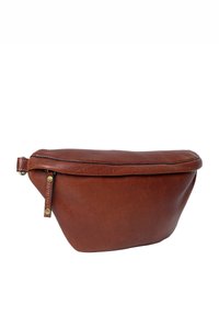Brun læderpungtaske med en rund form, glat tekstur, lynlås lukning og hardware i guldfarve.