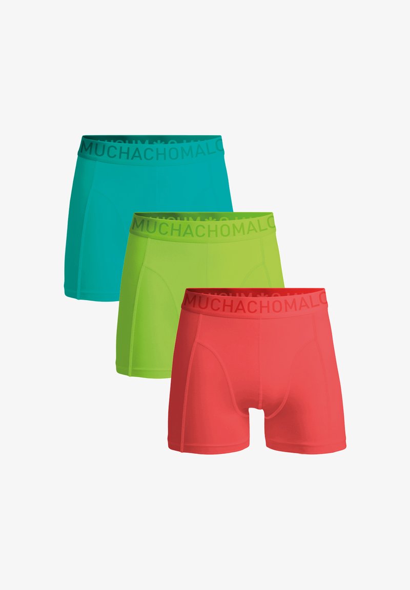 Tri páry pánskych boxeriek v odtieňoch tyrkysovej, neónovo zelenej a koralovej. Každý pár má mäkký pás s nápisom "MUCHACHOMALO." Hladká, pružná tkanina.