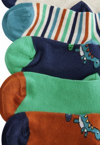Calzini multicolori: azzurri chiari, con motivi a righe, verdi uni, blu navy e arancioni. Presentano un design di dinosauro sul calzino verde, con una texture in maglia morbida.