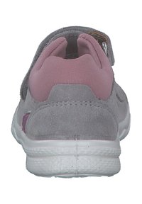 Szary zamszowy but z różowym materiałowym obcasem i białą podeszwą. Posiada wyściełany kołnierz oraz kontrastowy fioletowy akcent w pobliżu obcasa.