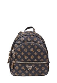 Mochila de cuero sintético negro con patrones de logo dorados, compartimentos con doble cremallera, asa superior y correas de hombro ajustables.