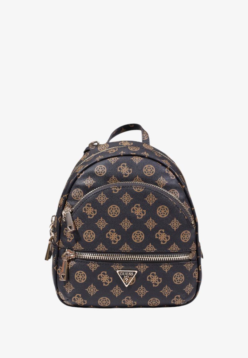 Mochila de cuero sintético negro con patrones de logo dorados, compartimentos con doble cremallera, asa superior y correas de hombro ajustables.