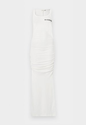 Rochie maxi albă fără mâneci, cu părți strânse și logo-ul „MISBHV” împodobit în zona superioară stângă a pieptului.