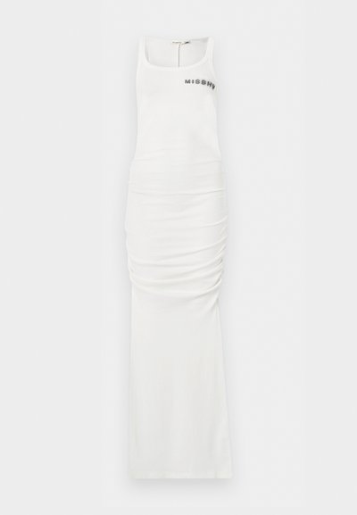 Λευκό αμάνικο μάξι φόρεμα με ρυτιδωμένες πλευρές και διακοσμητικό λογότυπο "MISBHV" στην αριστερή πλευρά του στήθους.