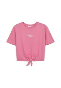 T-shirt rosa cropped realizzato in morbido tessuto con scollatura rotonda e maniche corte. Dettaglio a nodo davanti con testo: "Amichevole, ma non sono tua amica."