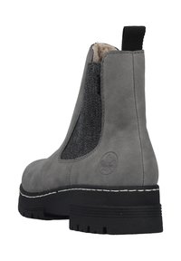 Grijze Chelsea-boot van suède materiaal met elastische zijpanelen. Zwarte rubberen zool met een gepubliceerd profiel. Stiksels langs de rand.