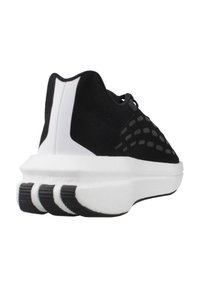 Chaussure de sport noire avec une tige en mesh, une semelle intermédiaire blanche et une semelle en caoutchouc avec un motif distinctif à trois bandes sur le talon.