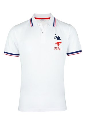 Camisa polo blanca de algodón, con rayas rojas y azules en el cuello y las mangas, y con un logo de USPA en color azul marino en el lado izquierdo del pecho.