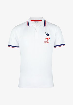 Camisa polo blanca de algodón, con rayas rojas y azules en el cuello y las mangas, y con un logo de USPA en color azul marino en el lado izquierdo del pecho.