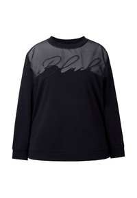 Svart sweatshirt med en genomskinlig svart panel över bröstet med ordet "Black" i kursiv stil. Långa ärmar och rundad halsringning.
