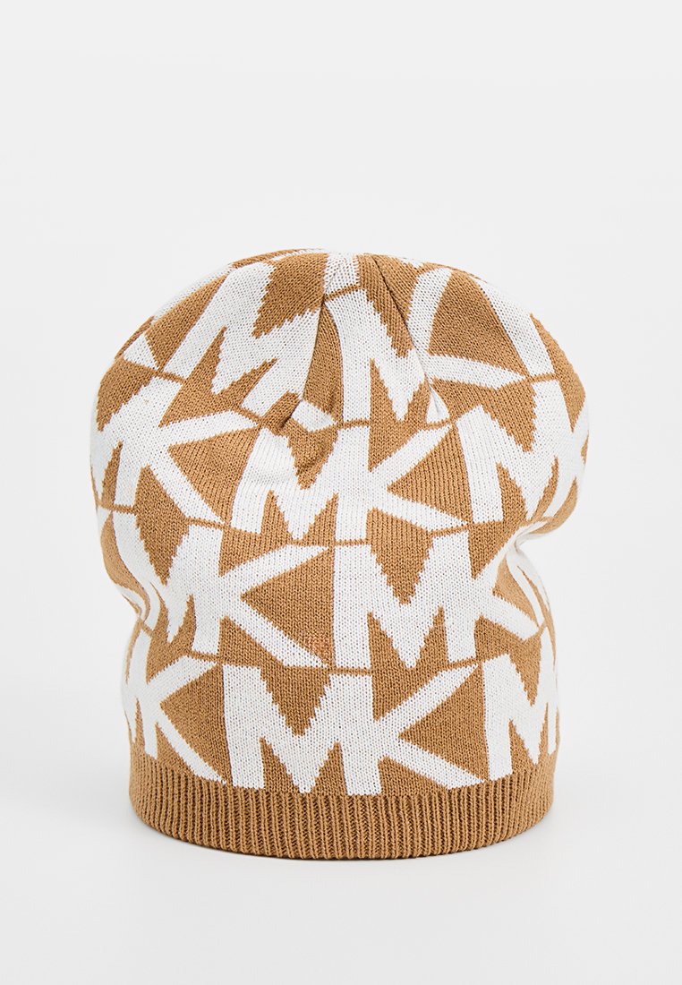 Dziergana czapka w kolorach brązowym i białym z powtarzającym się wzorem "M". Miękka tekstura, luźny krój i bezszwowa korona.