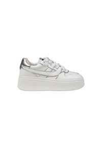 Zapatillas sintéticas blancas con un acabado texturizado, acentos en plata metálica, suela de plataforma gruesa y diseño tradicional de cordones.