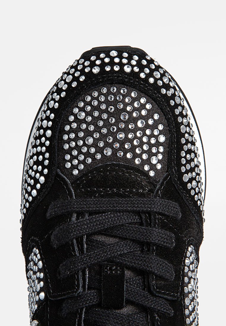 Baskets noires avec une tige en daim texturé ornée de strass argentés, bout arrondi et lacets noirs, qui rehaussent son design vibrant.
