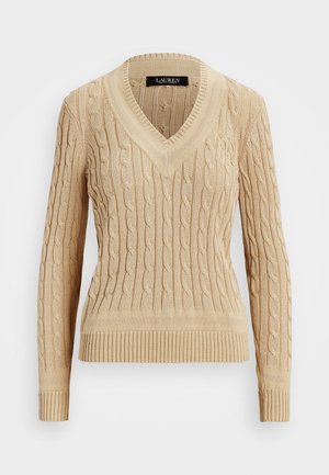 Beżowy sweter z dzianiny w splot warkoczowy, dekolt w serek, długie rękawy oraz ściągacze u mankietów i na dole, z małym haftowanym logo na lewej piersi.